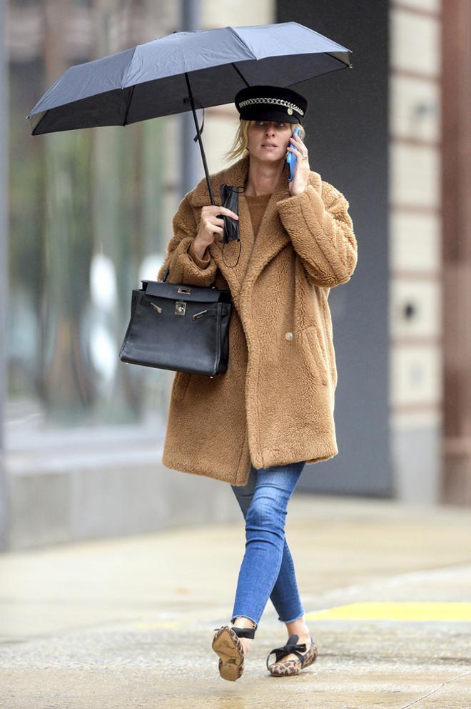 Nicky Hilton con abrigo 'teddy' en color camel, 'skinny jeans' y bailarinas de 'animal print'
