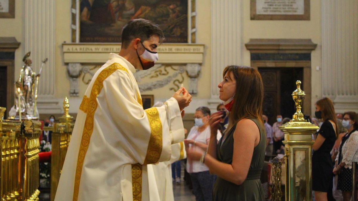 Fernando Lozano, diácono permanente en Zaragoza, en el templo del Pilar, dando la comunión a su esposa.