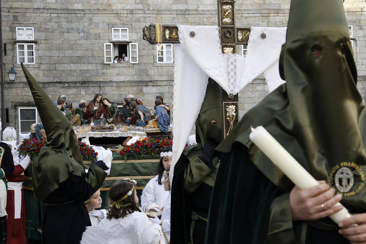 El lavatorio de los pies centra el Jueves Santo y da paso al día con más procesiones de la Semana Santa compostelana El lavatorio de los pies centra el Jueves Santo y da paso al día con más procesiones de la Semana Santa compostelana