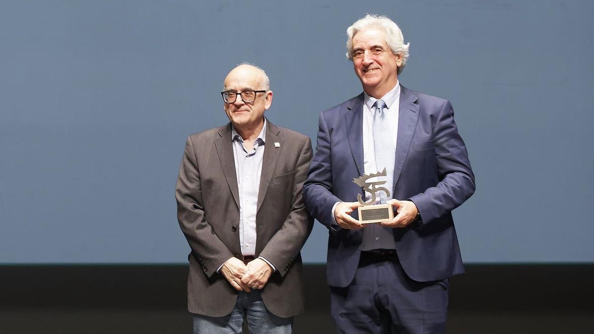 El director técnico de Reciplasa, Fernando Albarrán, recogió el premio de la Universitat Jaume I.