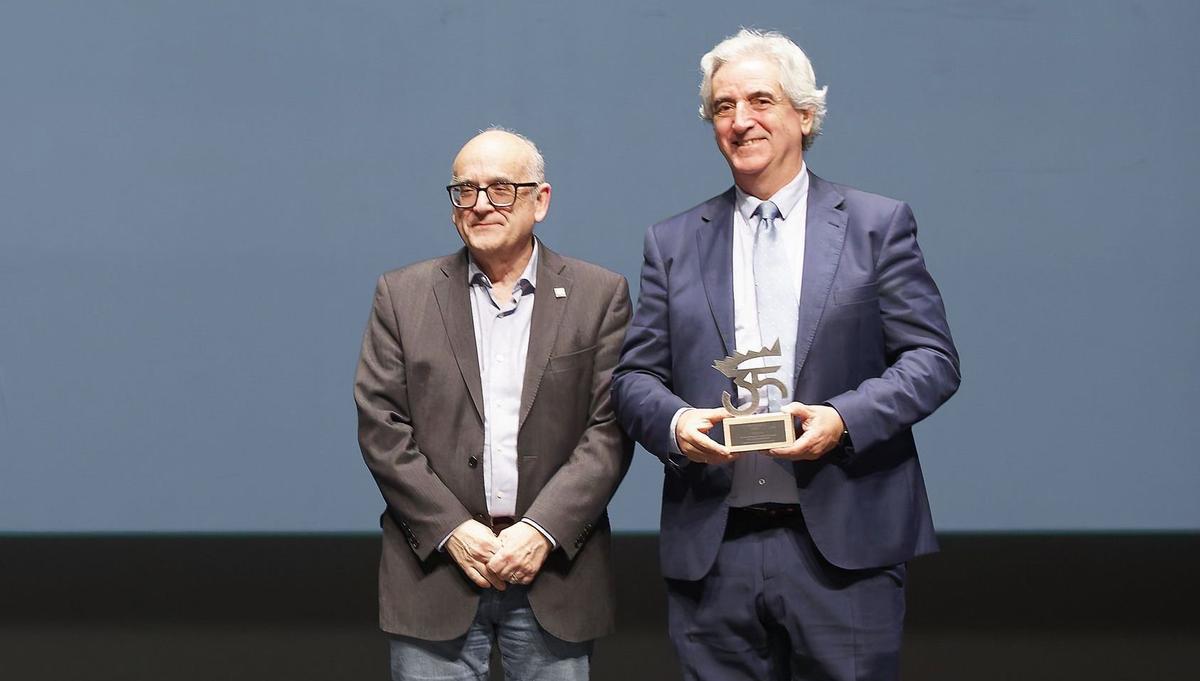 El director técnico de Reciplasa, Fernando Albarrán, recogió el premio de la Universitat Jaume I.
