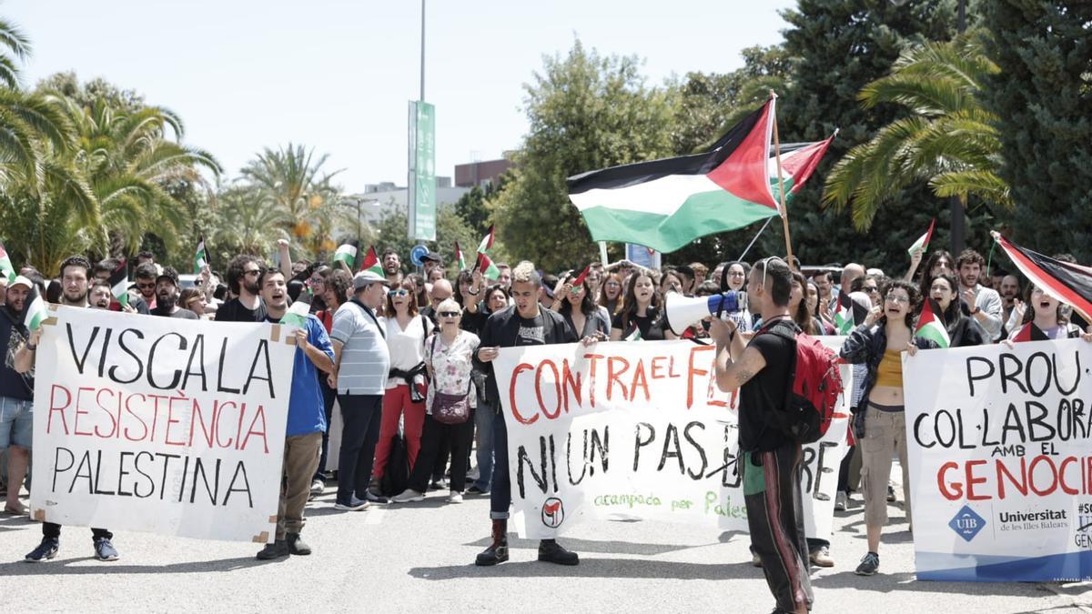 Imagen de archivo de la concurrida manifestación de repulsa contra la agresión a la acampada por Palestina en la UIB