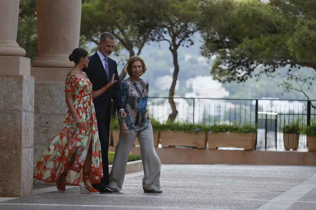 PALMA DE MALLORCA, 04/08/2022.- Los reyes Felipe VI y Letizia (i), acompañados de la reina Sofía (d), reciben este jueves a más de 300 representantes de la sociedad balear, en un encuentro que por primera vez tiene lugar en los jardines del Palacio de Marivent, en Palma de Mallorca Marivent. EFE/Ballesteros