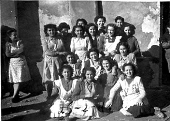Trabajadoras de Machordom. Foto de grupo con unos delantales de la época.