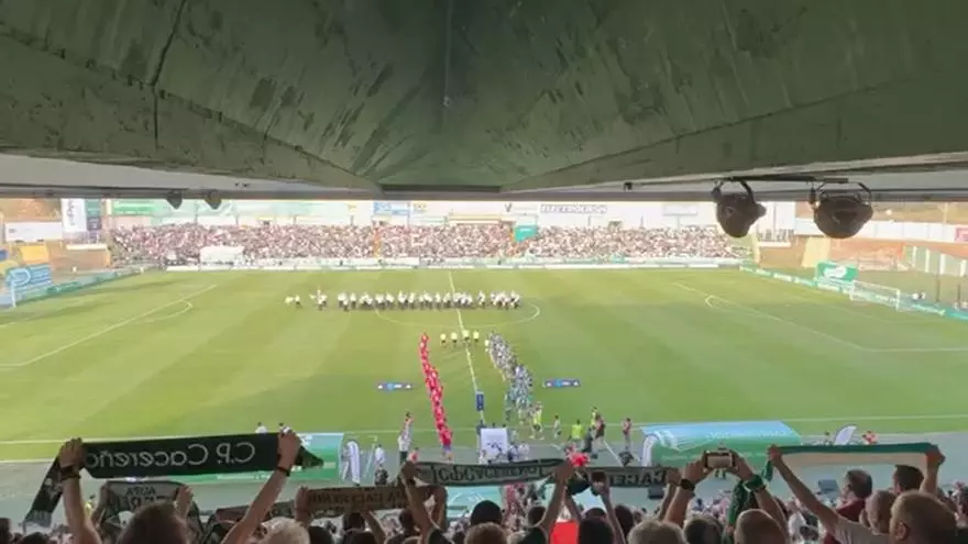 Salen al campo los jugadores del Cacereño-Estepona