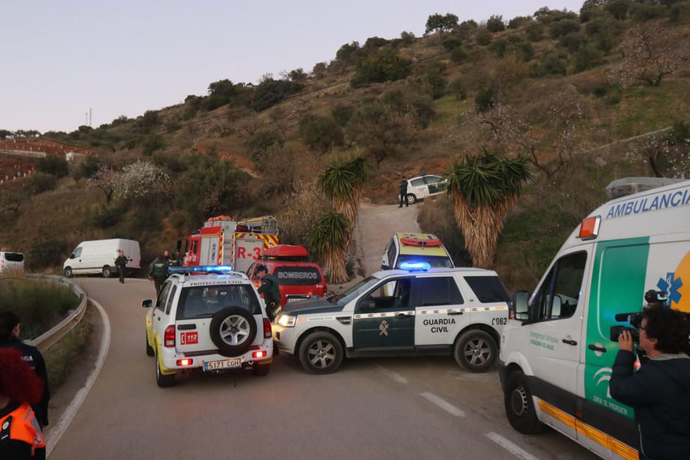 Dispositivo de rescate para el niño de dos años que ha caído por un pozo de 150 metros en Totalán.