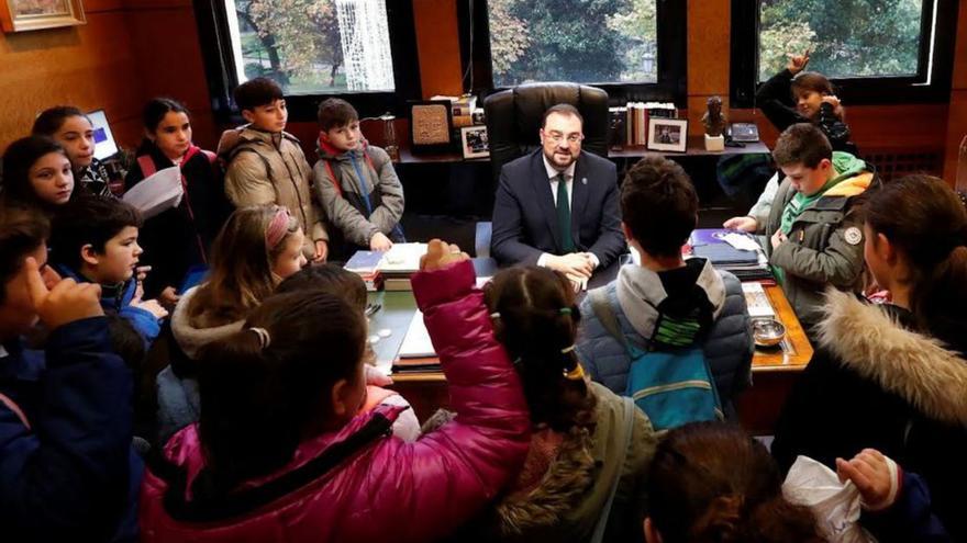 Los escolares de Sariego, de visita en Presidencia