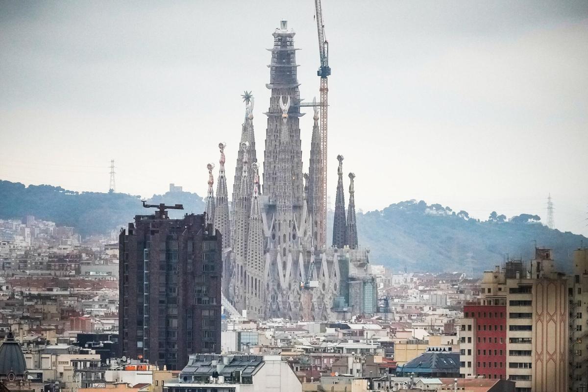 Barcelona 05/03/2026 La cruz de la torre de Jesús de la Sagrada Familia se puede ver más despejada, después de que han retirado el andamio que la cubría hasta ahora Fotografía de Ferran Nadeu