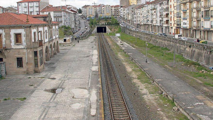 El actual corredor ferroviario, en la zona de San Francisco, que queda liberado por el AVE.  // Iñaki Osorio