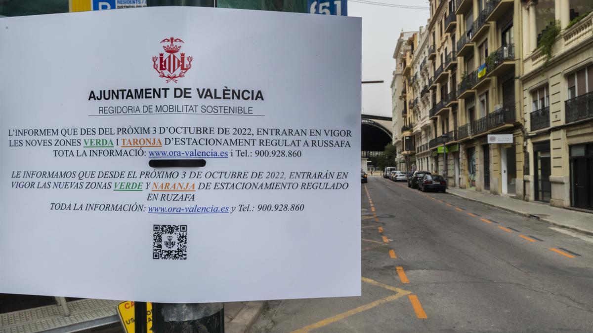 Cartel de Movilidad Sostenible colocado en una señal de la calle Alcoi.