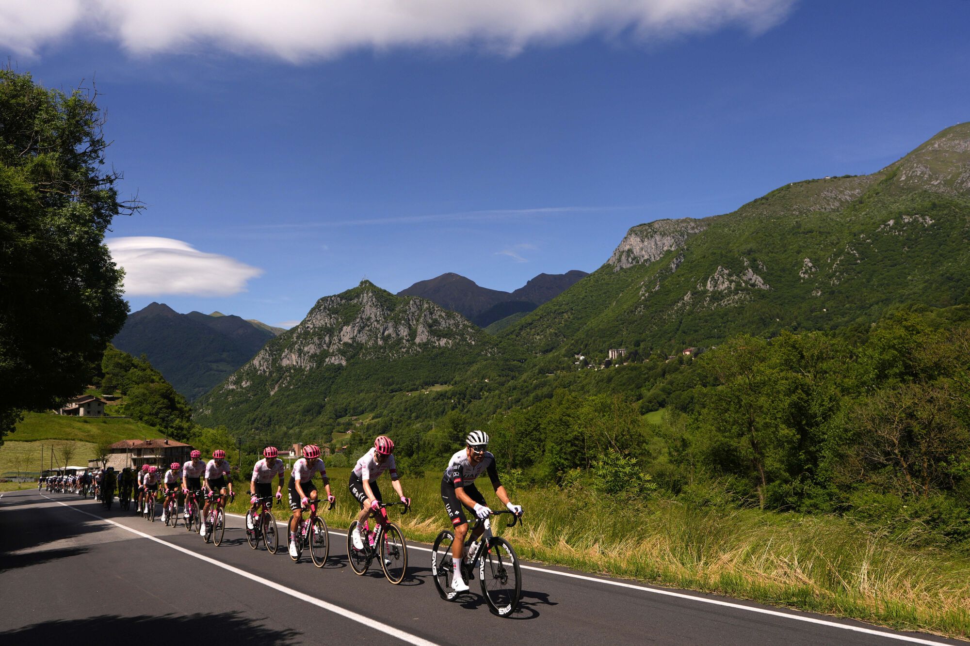 29 May 2025, Italy, Cesano Maderno: The peloton rides during the eighteenth stage of the 108th Giro d'Italia cycling race, 144km from Morbegno to Cesano Maderno. Photo: Fabio Ferrari/LaPresse via ZUMA Press/dpa Fabio Ferrari/LaPresse via ZUMA / DPA 29/05/2025 ONLY FOR USE IN SPAIN. Fabio Ferrari/LaPresse via ZUMA / DPA;sports;cycling;2025 Giro d'Italia - Stage 18;
