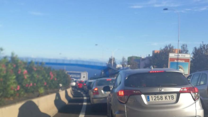 Retenciones en la autopista del Norte a la altura del Hospital La Candelaria.