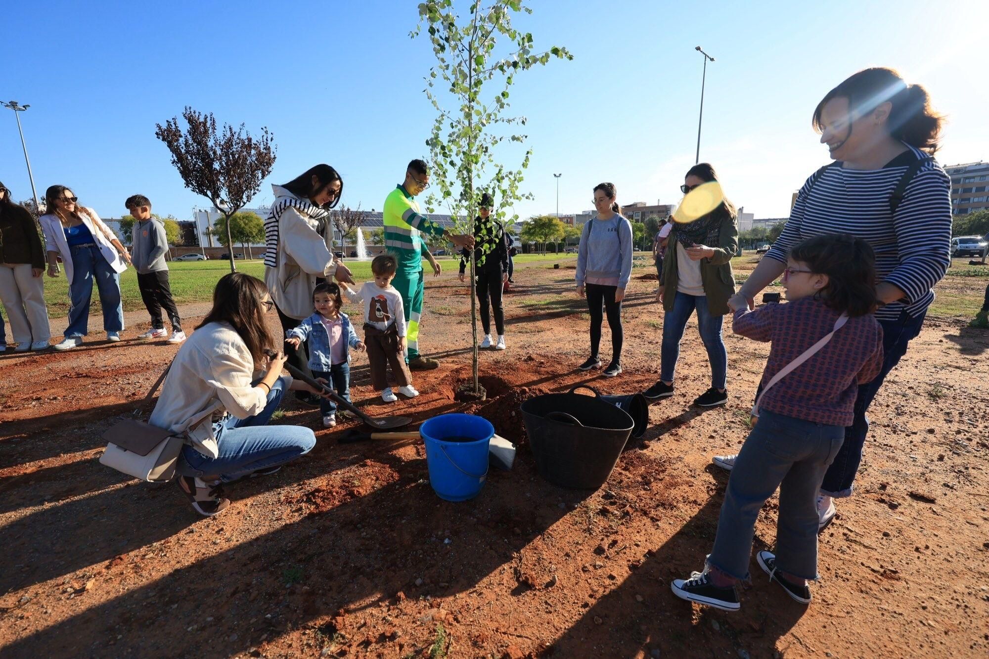  Éxito de la plantación de árboles por parte de personal y familias de Pamesa Grupo Empresarial en la Ciutat Esportiva Municipal de Vila-real que ha tenido lugar en la mañana. de este sábado La acción, que forma parte de la Responsabilidad Social Corporativa del grupo, está incluida en la programación del 20.º Mes de la Sostenibilidad de la Concejalía de Medio Ambiente.