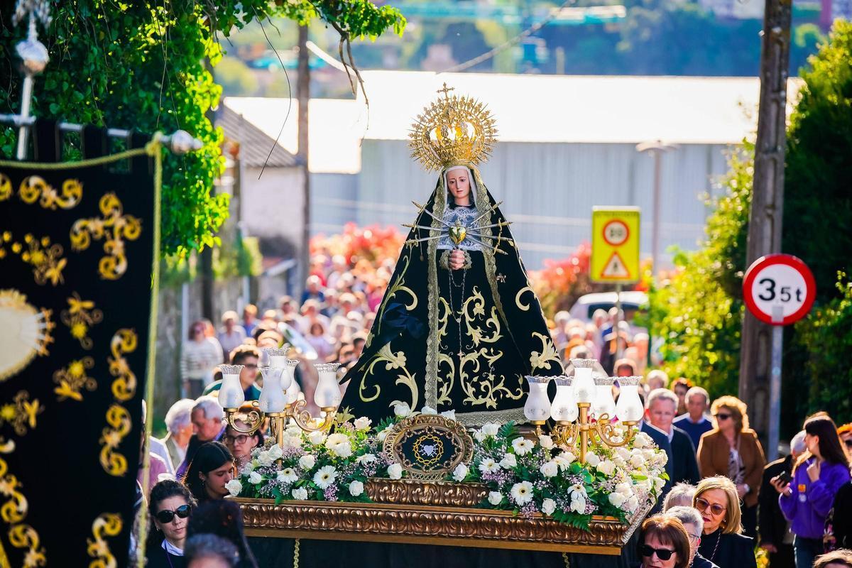 Procesiones en Vigo: los pasos de Noso Pai Xesús Nazareno e a Virxe Dolorosa desfilaron por Teis
