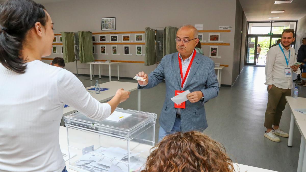 El socialista Alberto García, depositando su voto en la urna.