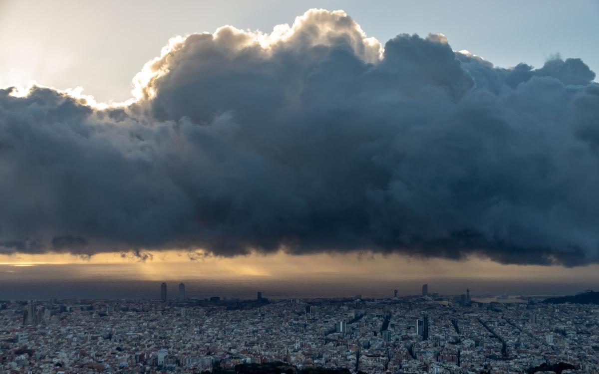 Un cumulus congestus dejaba caer un chubasco sobre el mar frente a Barcelona, a primera hora de la mañana del 23 de febrero del 2024