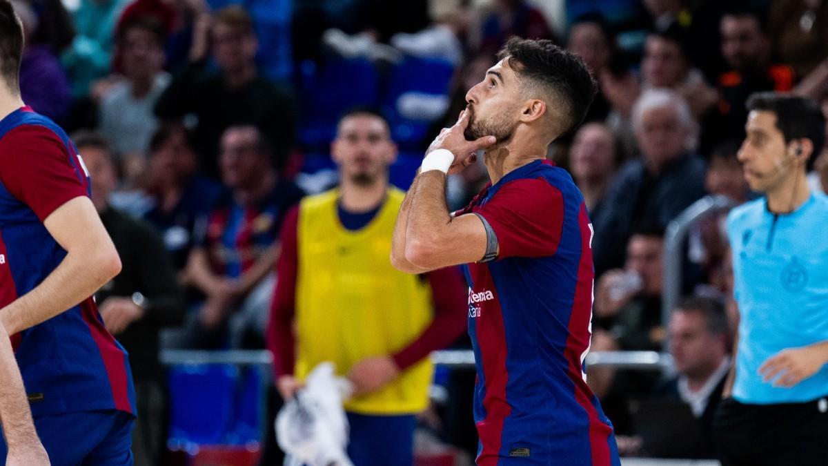 Adolfo celebra un gol con el Barça en el Palau Blaugrana