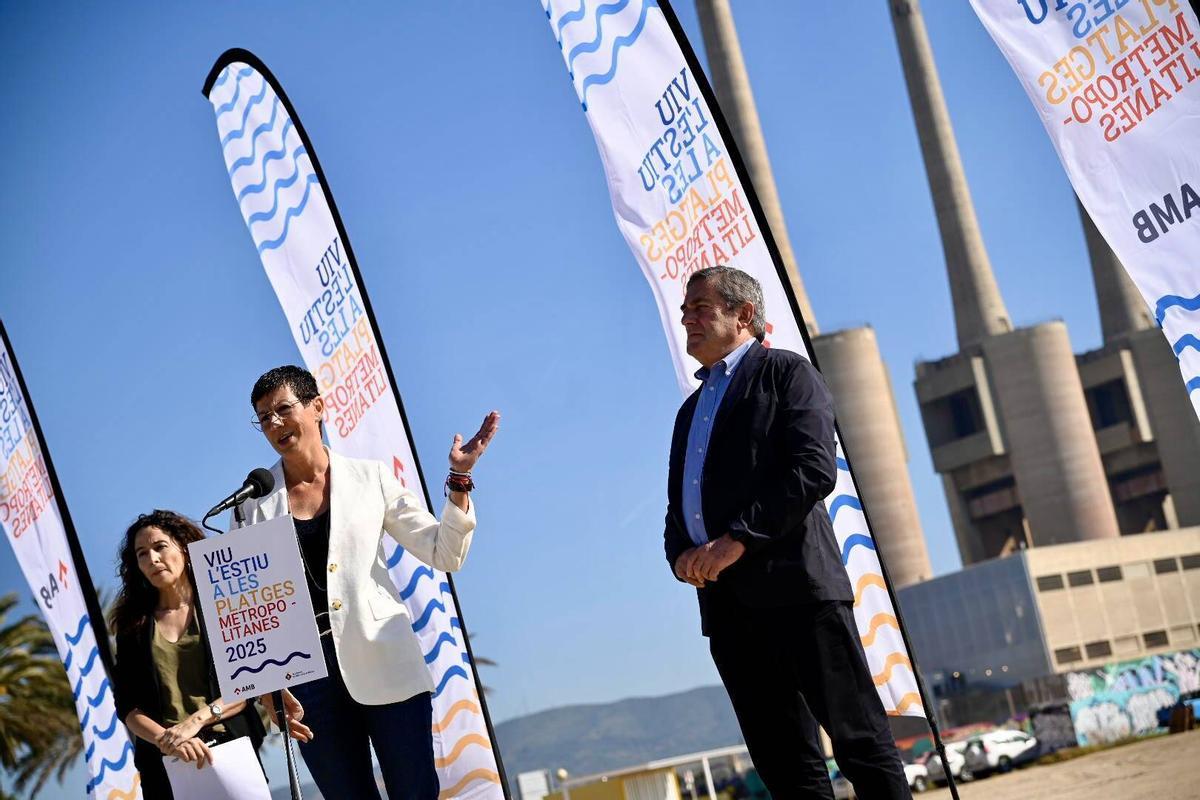 De izquierda a derecha: la meteoróloga Gemma Puig; la alcaldesa de Sant Adrià de Besòs, Filo Cañete; y el gerente del AMB, Ramon Torra, en la presentación de la temporada de las playas metropolitanas de 2025.