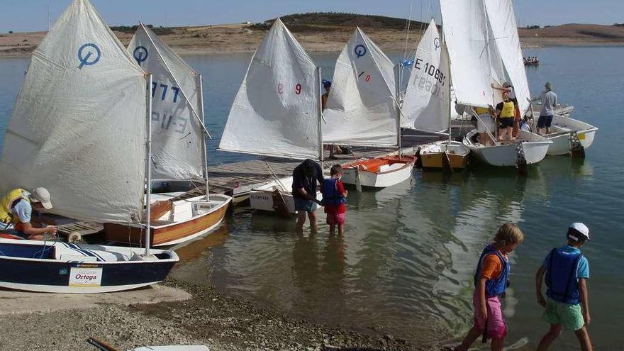 ¡Varios niños en unos de los cursos en el Embalse del Ricobayo.