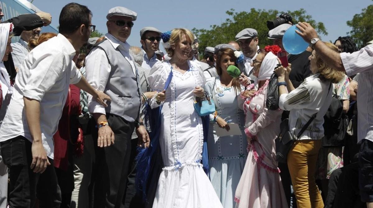 Mayo de 2015, La presidenta del PP de Madrid y candidata a la Alcaldía de la ciudad, Esperanza Aguirre, vestida de chulapa en la pradera de San Isidro.