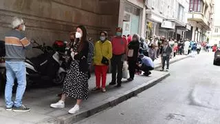 El último adiós a las pesetas: colas interminables en Durán Loriga