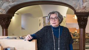 Anna Saumell, directora de la Biblioteca Horta - Can Mariner, en la masía donde está esta sala de lectura.