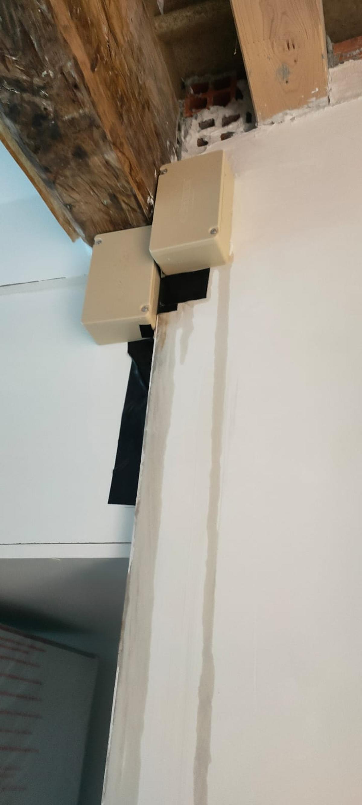 Cebos de termitas colocadas en la pared de una vivienda.