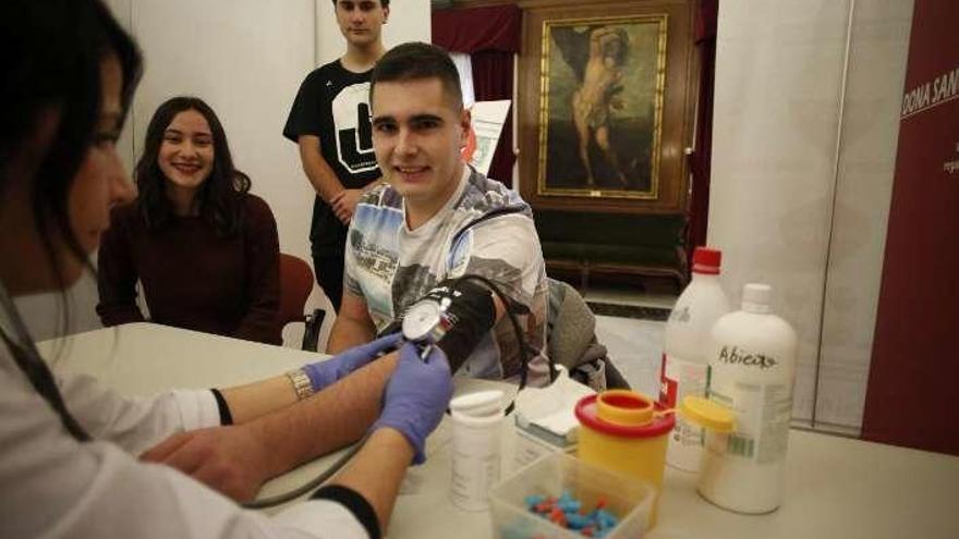 Un joven donando sangre en el Maratón de 2016.