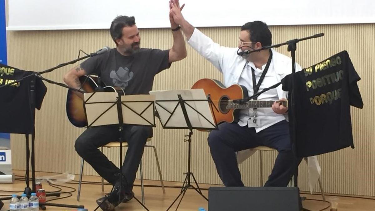 Dr. Domenico Sabia, especialista en Cirugía Oncológica, con su amigo y paciente Pau Donés, frontman del grupo musical ‘Jarabe de Palo’