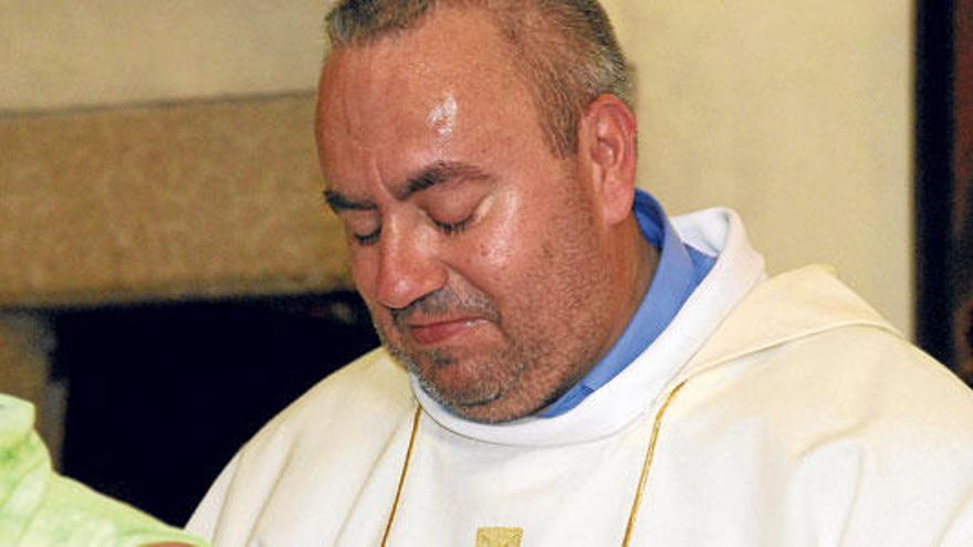 El rector Paco Carmona, con rostro emocionado durante un pasado acto religioso.