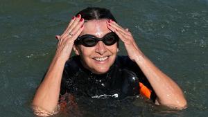 Anne Hidalgo se baá en el río Sena
