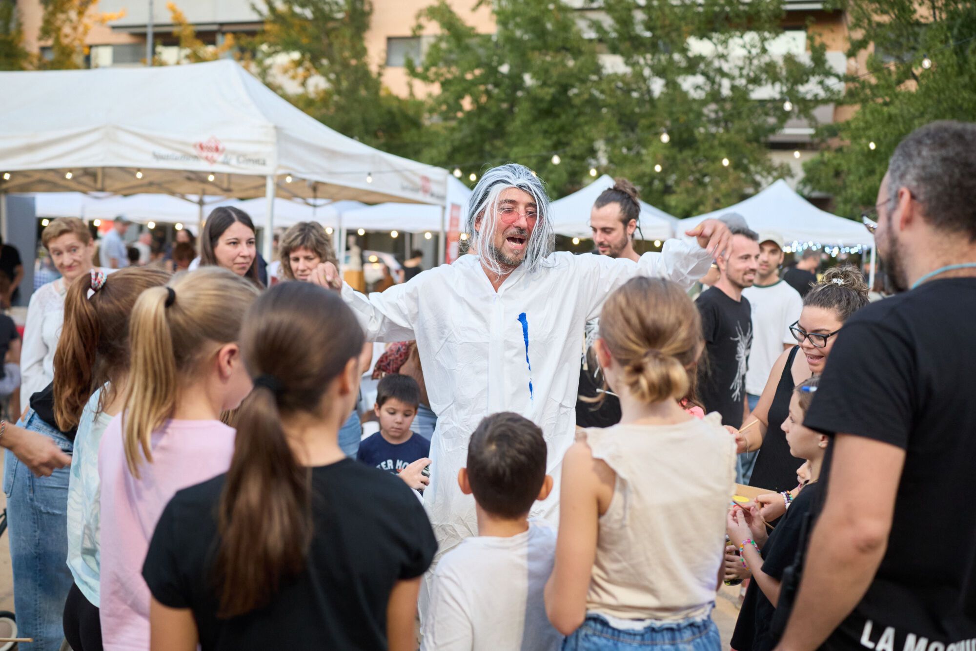 Fira La Mosquitera amb mostres d'artistes emergents, actuacions musicals i espectacles de màgia i foc.