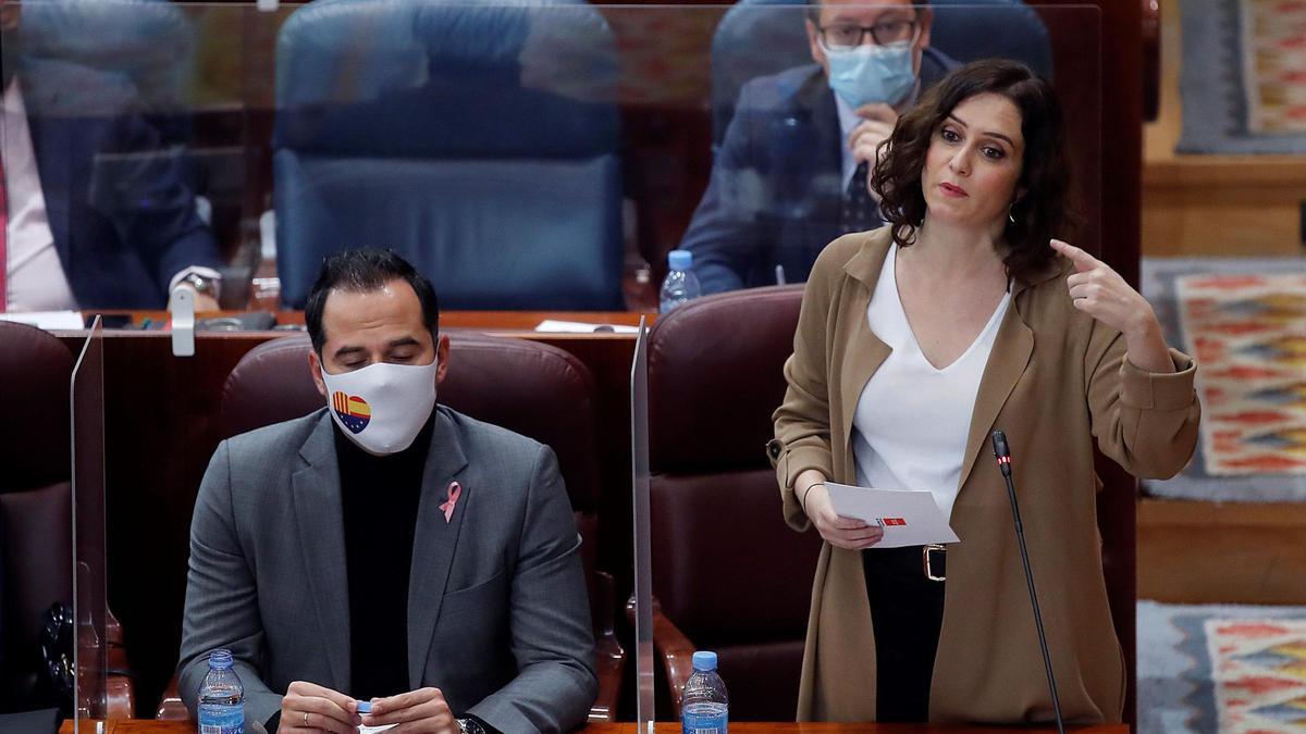 La presidenta Isabel Díaz Ayuso (derecha), durante el debate del pleno de la Asamblea de Madrid.