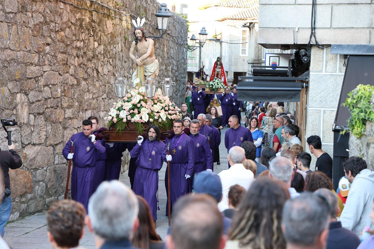 Procesión dos Pasos polo casco vello de Baiona.