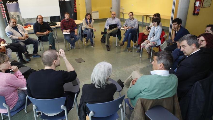 Reunión del Observatorio contra la Violencia en Gijón: de espaldas, de negro y tomando la palabra, Sergio González Muñiz.