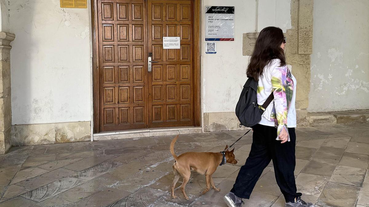 El MACE sigue cerrado en la plaza del Raval de Elche