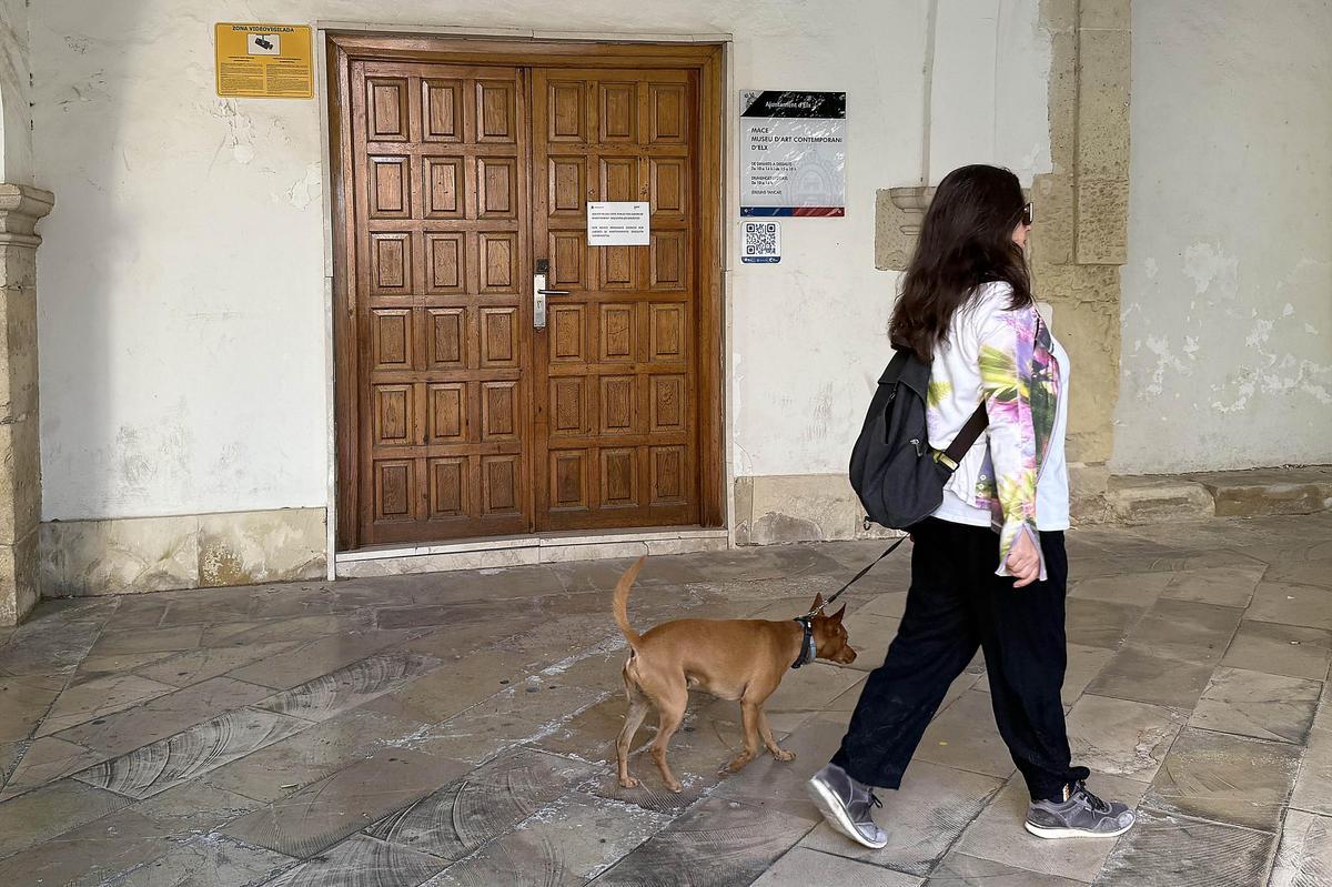 El MACE sigue cerrado en la plaza del Raval de Elche