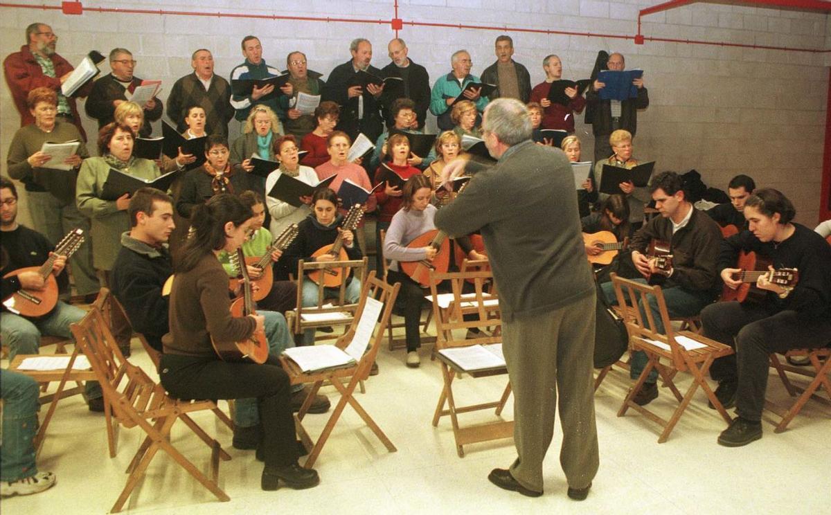 Ensayo del grupo de
cuerda y de la coral
de la asociación
vecinal a finales
del año 2000.