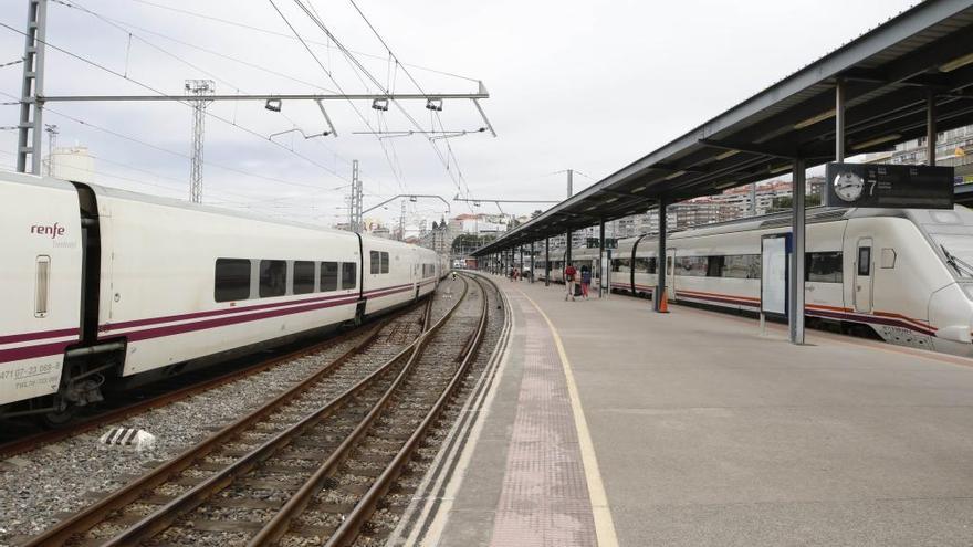 Varios trenes no saldrán mañana en el que será el final de las vacaciones para muchos viajeros. // Alba Villar