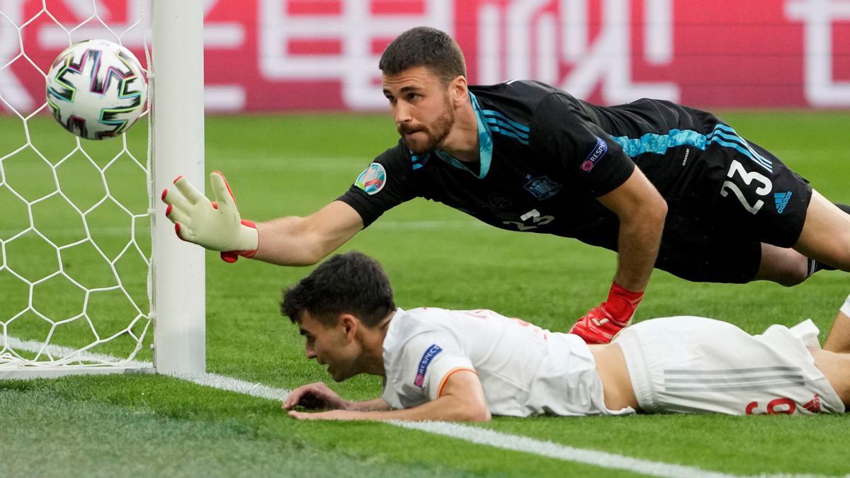 Unai Simón se lanza a por un balón ante Pedri.