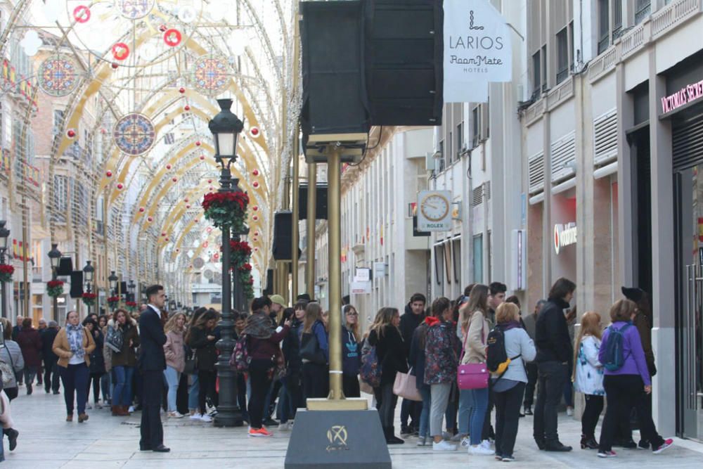 Muchas personas aguardan a la apertura de las puertas del comercio para ser las primeras en conocer la nueva tienda de la prestigiosa firma internacional de lenceria