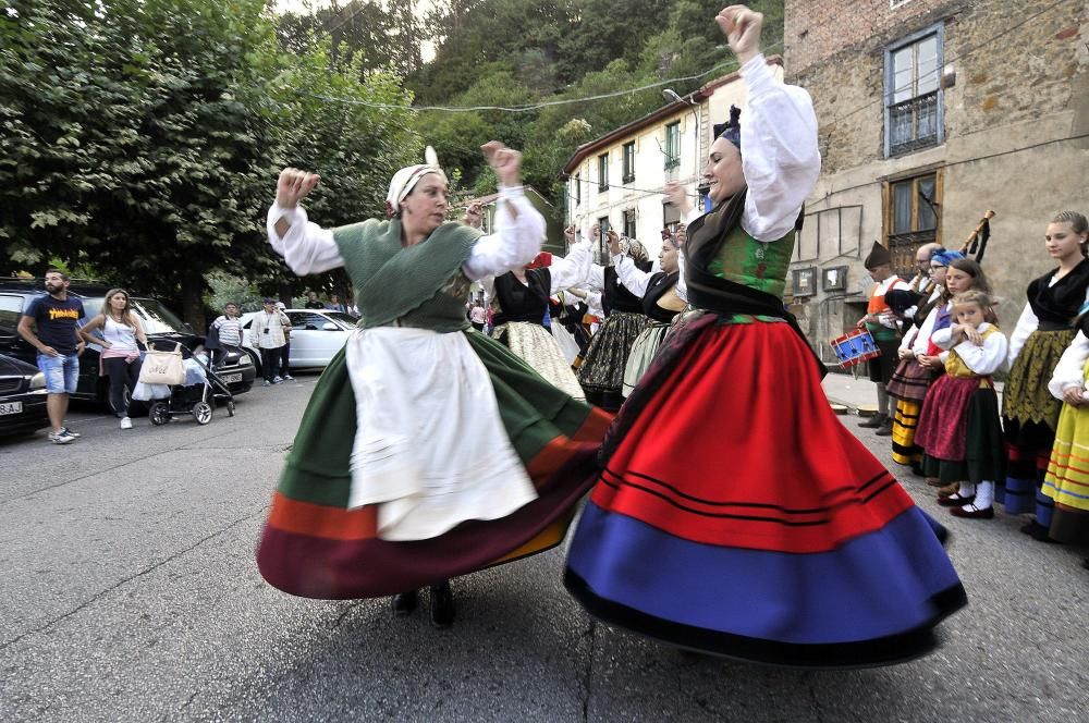 Desfile de carrozas en las fiestas del Cristo de Turón