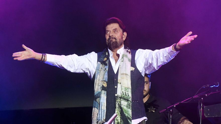 Alan Parsons saluda al público murciano durante un momento del concierto.