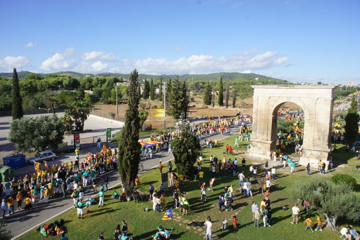 La cadena humana a su paso por el Arc de Berà.