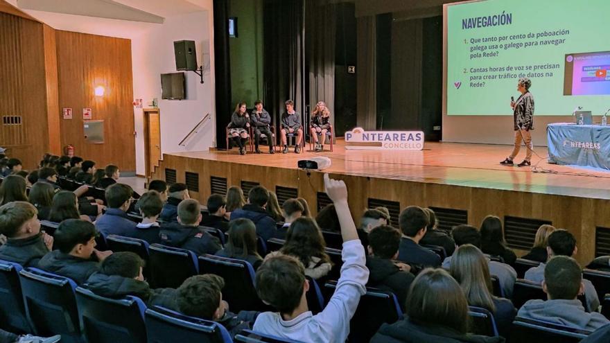 La doctora de la UVigo Mónica Valderrama inauguró ayer el ciclo hablando de redes sociales. |   // D.P.