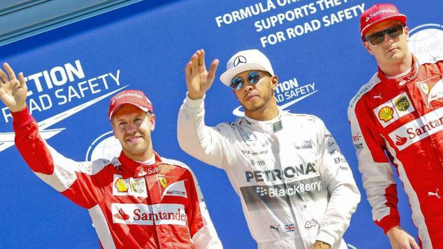 Hamilton, en el centro, escoltado por Vettel, a la izquierda, y Raikkonen. // Srdjan Suki