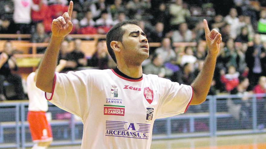 Celino Alves celebra un gol.