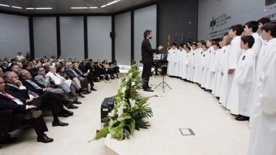 Un momento de la actuación de la Escolanía del Misteri en el Hospital General.