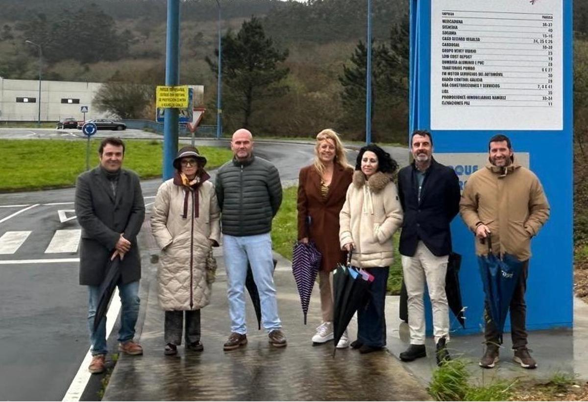 Sestayo y Lamela, cuarta y quinta izquierda, con empresarios ante el tótem del polígono.