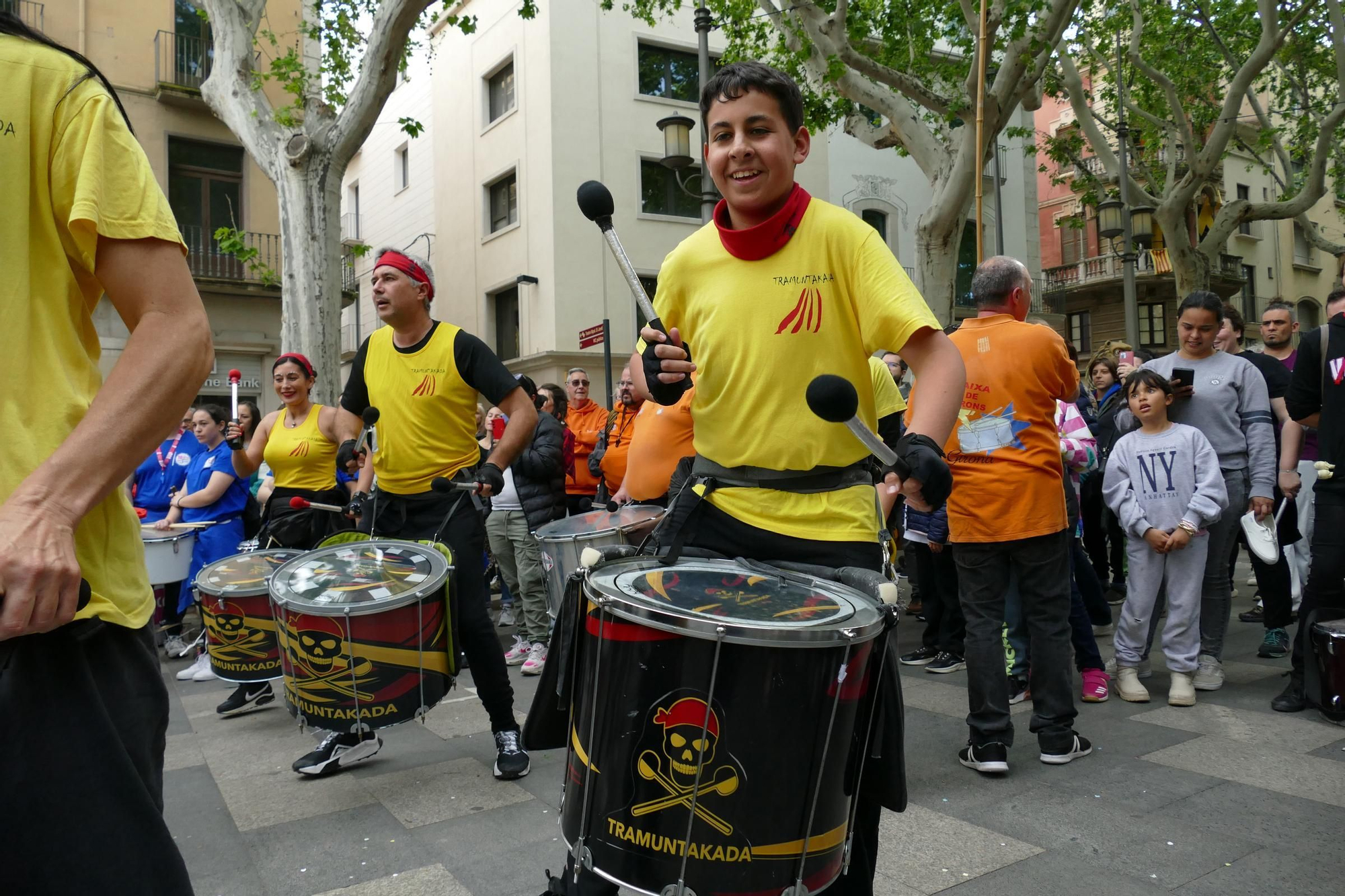 Figueres ressona amb una gran batucada de Santa Creu